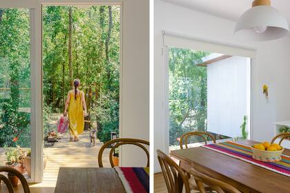 Para disfrutar del exterior sin perder privacidad, la casa tiene un deck amplio que se une con la espesa arboleda.