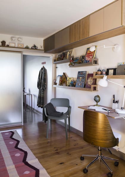 Para dividir el escritorio/cuarto de huéspedes de su dormitorio, Poly instaló paneles corredizos de vidrio traslúcido inspirados en las aberturas japonesas. Alfombra tejida (Seara). Sillas de oficina (Alto Rancho).
