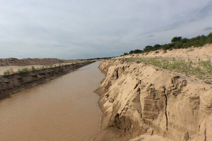 Para "domar" el río Pilcomayo, en los años 90 las autoridades argentinas y paraguayas dividieron el río en dos y construyeron canales artificiales. Este proyecto se llamó El Pantalón. (Foto: Gabriela Torres)