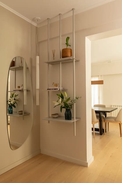 Para el acceso, las mismas estanterías que luego se replican en el estar. La idea de la coherencia en toda la casa.