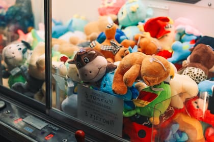 Para el adolescente fue sencillo ingresar a la caja de peluches, pero después no pudo salir por sus propios medios
