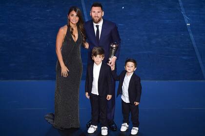 Para el álbum familiar: Messi, con Antonella, Thiago y Mateo