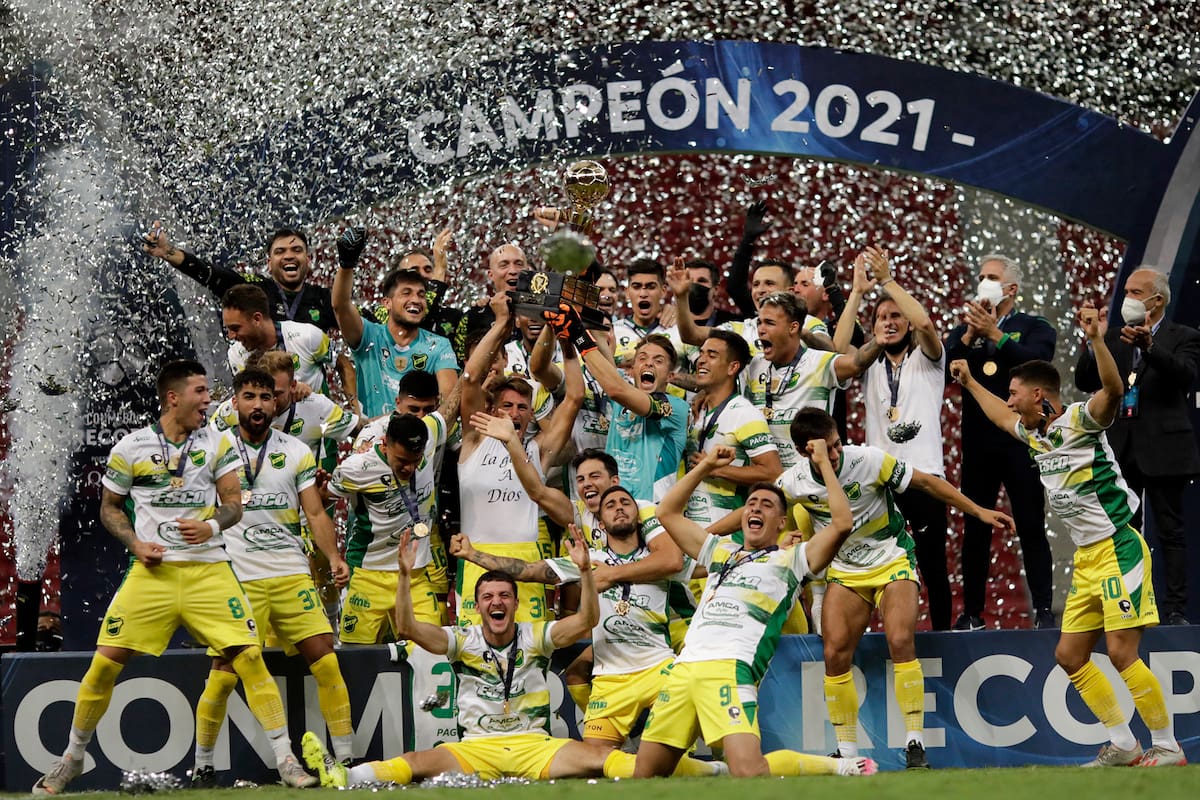 Para el álbum histórico: Defensa y Justicia celebra con la Recopa Sudamericana tras vencer a Palmeiras por penales en Brasilia