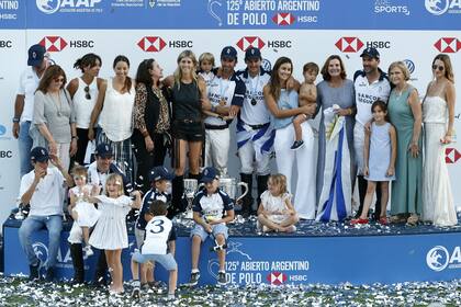 Para el álbum: los campeones en el podio, con familiares y allegados