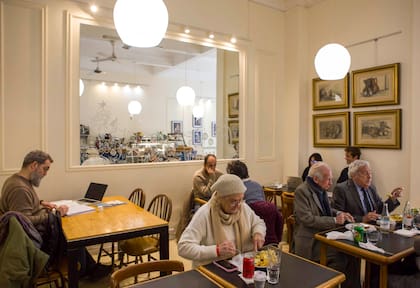 Para el almuerzo de turistas, vecinos, oficinistas: tartas, ensaladas completas y menú del día.