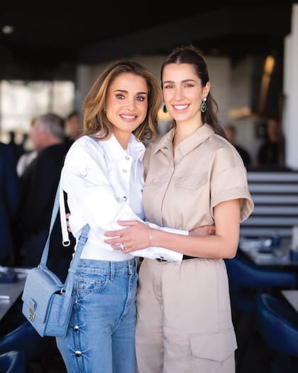 Para el almuerzo en familia, Rania eligió un jean con efecto desgastado y tachas en los laterales de la lujosa casa Khaite que combinó con una campera de Off White y una cartera Phillip Lim en celeste. Su nuera, la princesa Rajwa, optó por un mono beige cargo con maxicinturón, que acompañó con pendientes verdes.