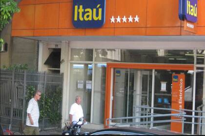El banco Itaú está negociando su ida del país