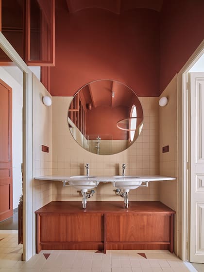 Para el baño, combinaron madera sapeli con mármol tipo Macael.