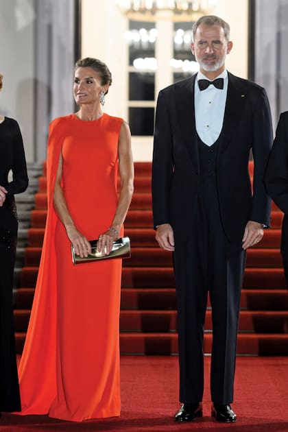 Para el banquete de bienvenida, celebrado en el palacio de Bellevue, eligió un vestido rojo de Stella McCartney que ya había usado para el 50° cumpleaños del rey Guillermo de los Países Bajos. Mención especial para sus complementos: estrenó sandalias doradas Jimmy Choo con cartera a juego.