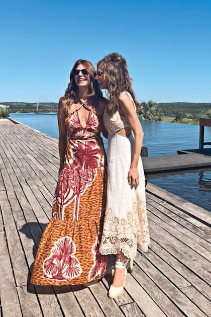 Para el casamiento de su amiga Solange Mayo con el broker agropecuario Tomás Hinrichsen, en La Huella, eligió un solero de inspiración bohemia y estampa botánica, con escote cruzado.