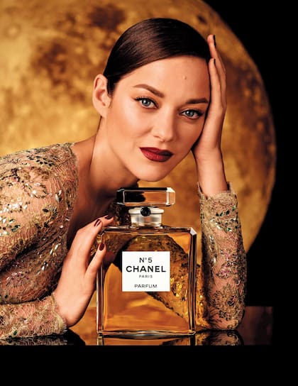 Para el centenario, la actriz francesa más
famosa del mundo, Marion Cotillard,
lo llevó a bailar en la luna y dejó allí la
huella del N°5. Para los siglos por venir…