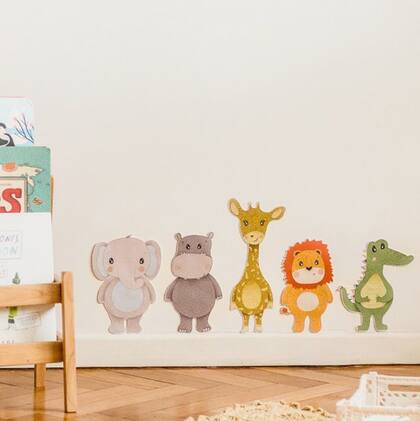 Para el cuarto de los chicos, estos vinilos de la selva son súper alegres.