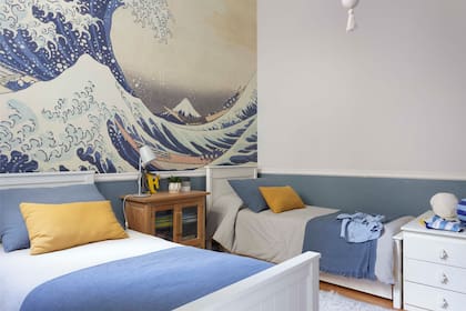 Para el cuarto de los varones, le encargaron a Tinta Chini un mural que reproduce la famosa estampa japonesa “La gran ola de Kanagawa”, de Hokusai. Se lo acompañó con ropa de cama a tono (Casa Vida).