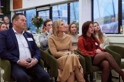 Para el día de actividades, la reina usó un vestido largo color beige con un tapado (Foto: Instagram @instockmarket.nl)