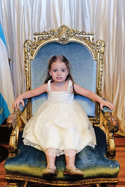 Para el día de la asunción como presidente de su papá, Mauricio Macri, en 2015, Antonia lució un vestitido de encaje, que acompañó con ballerinas