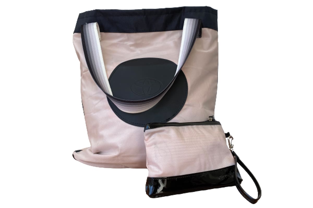 Para el Día de la Madre. Con el descarte de los airbags Toyota confeccionó bolsos y otros elementos similares para vender como obsequios