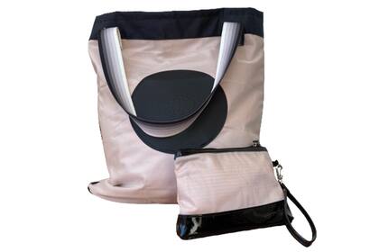 Para el Día de la Madre. Con el descarte de los airbags Toyota confeccionó bolsos y otros elementos similares para vender como obsequios