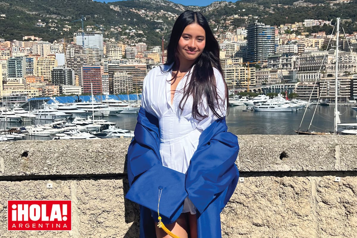 Para el día de su graduación, Andanin optó por un minivestido que llevó debajo de la tradicional toga y lo combinó con sandalias rockstud de Valentino.