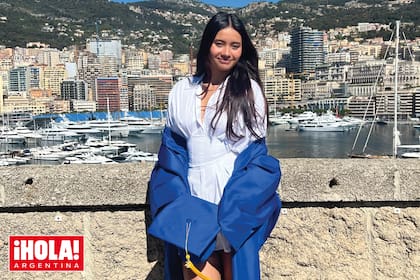 Para el día de su graduación, Andanin optó por un minivestido que llevó debajo de la tradicional toga y lo combinó con sandalias rockstud de Valentino.