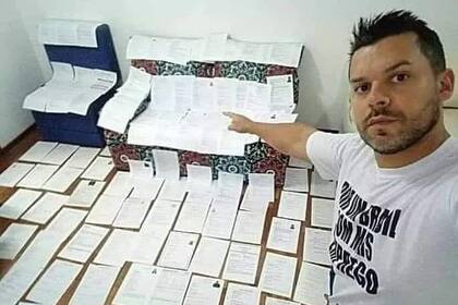 Para el Día del Trabajador, el concejal hizo un posteo a modo de protesta y también incluyó CVs de personas desocupadas