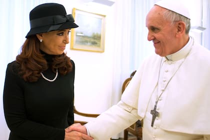 Para el diario británico, el pontífice promovió la reconciliación entre Cristina Kirchner y Alberto Fernández