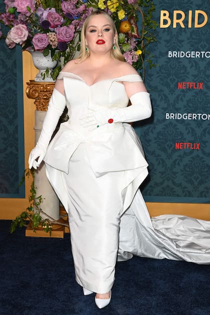 Para el estreno de la tercera temporada de la serie, la actriz eligió un sensual vestido en tono tiza que recordó a las divas del cine clásico