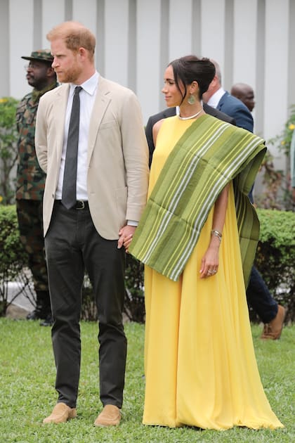 Para el evento en casa del gobernador del Estado en Lago, el domingo 12, Meghan eligió un impactante diseño de seda de Carolina Herrera que ya había usado para el festejo del primer cumpleaños de Archie y cuando anunció su embarazo de Lili.