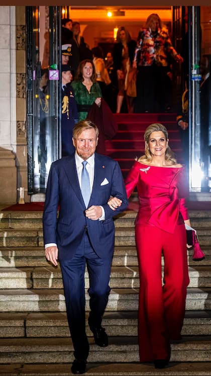 Para el evento, la reina lució un elegante conjunto rojo de dos piezas compuesto por una blusa y unos pantalones de vestir (Foto: Instagram @patrickvkatwijk)