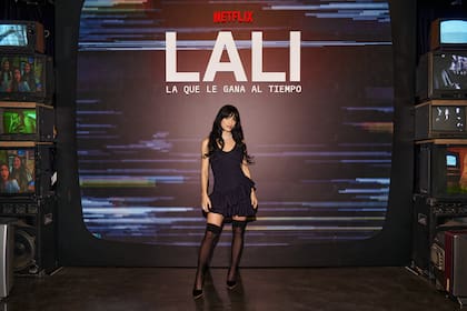 Para el evento, Lali desplegó toda su sensualidad con un outfit total black en el que combinó volados, medias bucaneras y tacos altos. En ninguna de las postales de la velada aparece Pedro Rosemblat, su novio