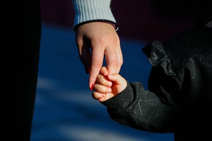 Para el filósofo, un padre o una madre cumple una función irremplazable: corregir cuando es necesario, premiar el esfuerzo, poner límites claros y marcar el rumbo cotidiano mediante el ejemplo personal