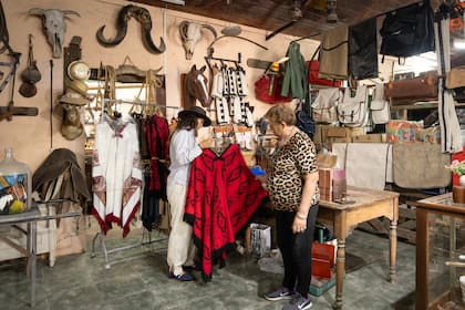 Para el gobernador, el poncho salteño simboliza la sangre de los gauchos que lucharon por la patria