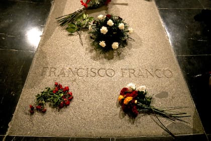 Para el gobierno de España, "ya no se puede permitir que se le otorgue trato de honor" a Franco