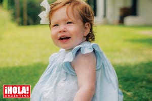 Para el gran día, Lilibet posó con un vestido celeste y una diadema con una flor blanca.