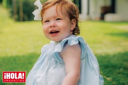 Para el gran día, Lilibet posó con un vestido celeste y una diadema con una flor blanca.