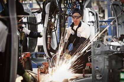 Para el Indec, el retroceso de la industria en 2018 fue de 5%; para la UIA, de 3,4%