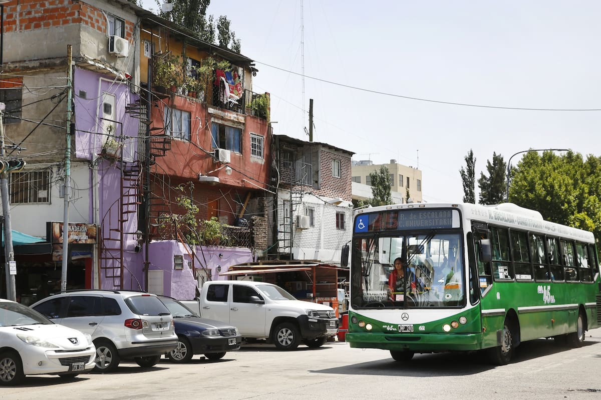 Para el ingreso de los colectivos fue necesario ensanchar algunas trazas que resultaban angostas