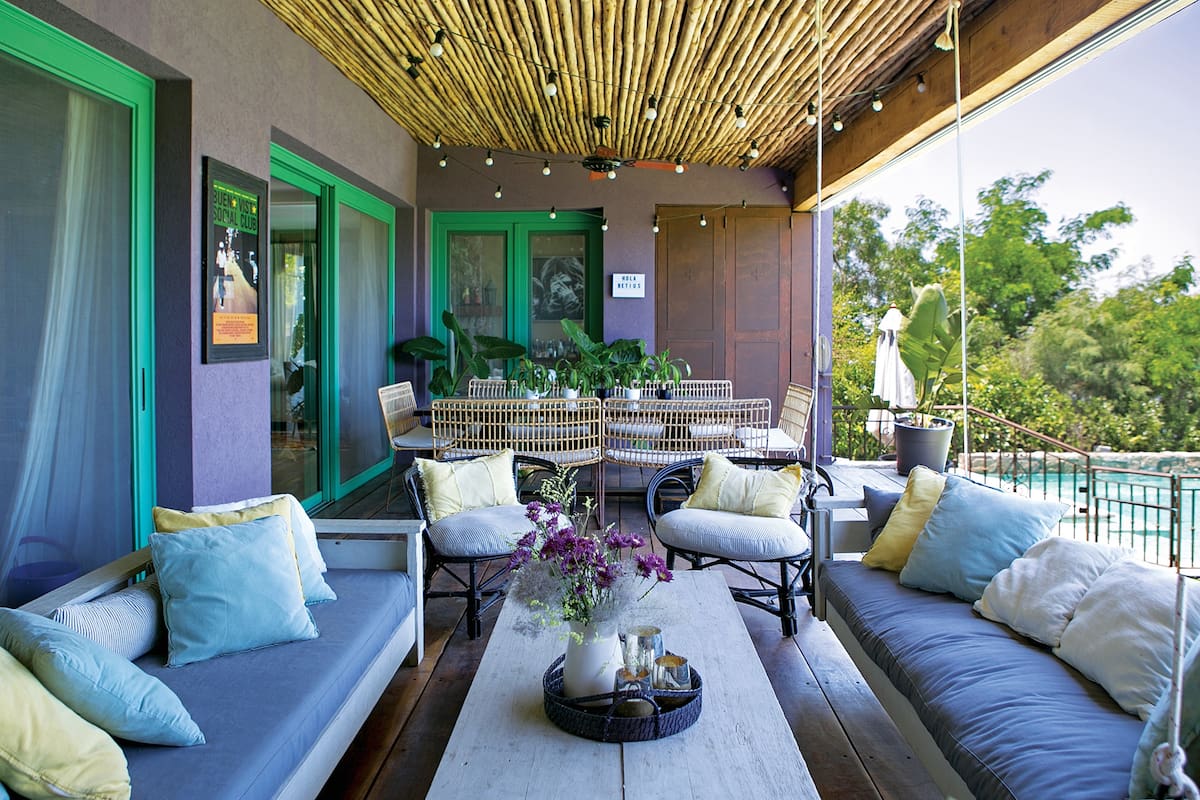 Para el jardín se eligieron plantas con floración colorida. En cada balcón y ventana se colocaron macetas de terracota con geranios y en la terraza principal, olivos.