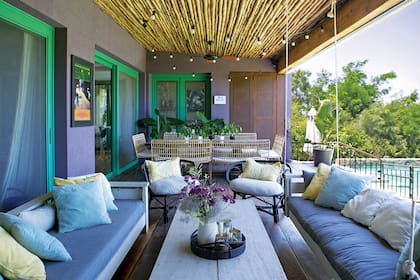 Para el jardín se eligieron plantas con floración colorida. En cada balcón y ventana se colocaron macetas de terracota con geranios y en la terraza principal, olivos.
