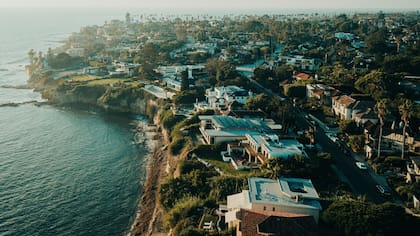 Para el jueves 5 de marzo de 2026, California registrará un clima predominantemente soleado y seco con fuertes ráfagas
