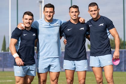 Para el mendocino, lo más importante, lo que queda, es compartir con los compañeros y lo que se logra en grupo; posa con Mateo Carreras, Juan Imhoff y Emiliano Boffelli, también mundialistas en Francia 2023.