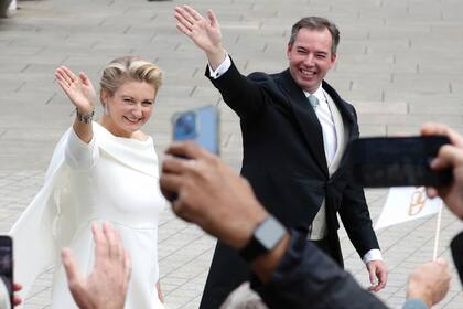 Para el momento del paseo por la plaza Guillame II, Stéphanie optó por un vestido-capa blanco de Natan Couture y Guillermo, el Gran Duque, por un frac