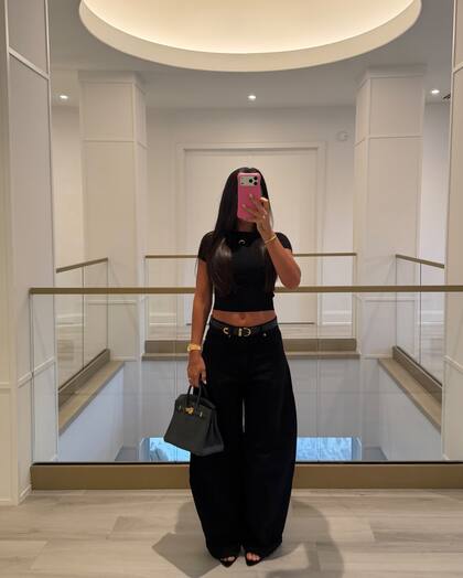 Para el partido, la rosarina optó por un look total black de top, pantalones y tacos (Foto: Instagram @antonelaroccuzzo)