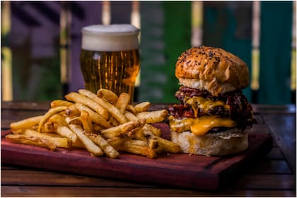 Para el sábado el los puestos del Patio de lecheros ofrecen variedades gastronómicas para festejar el Día de la hamburguesa (Foto: Gentileza Patio de lecheros)