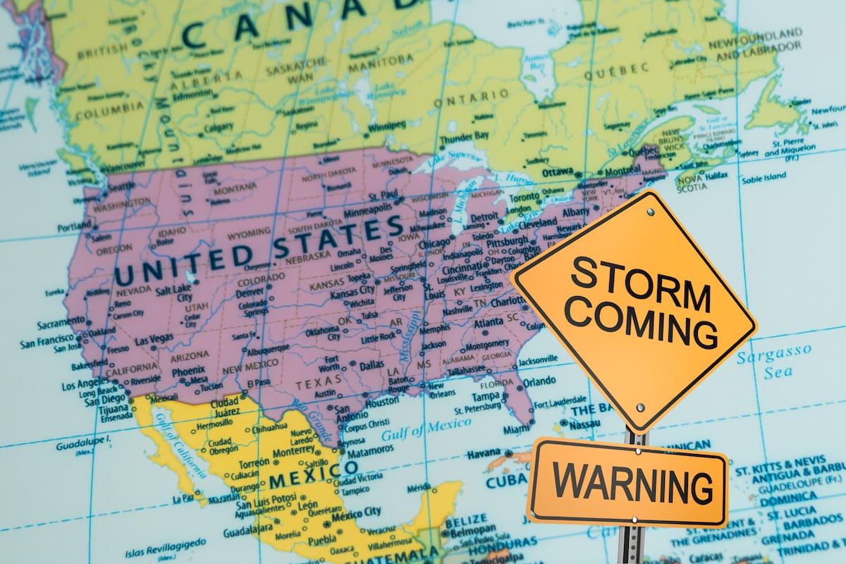 Para el sábado, el sistema de tormentas se desplazará hacia el este y sudeste; aunque perderá intensidad, mantendrá la amenaza de granizo y vientos fuertes