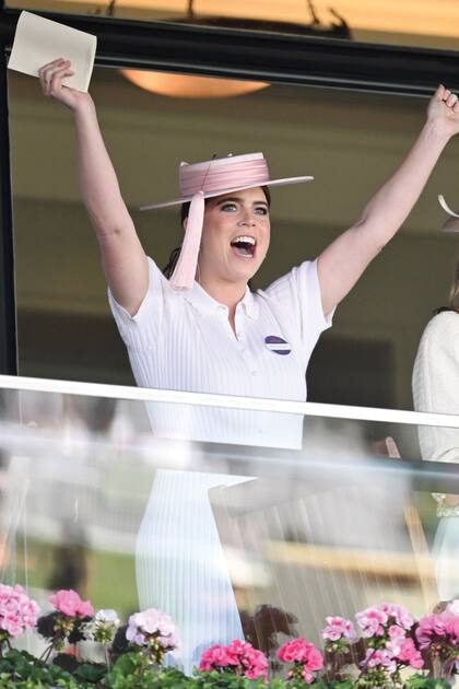 Para el segundo día de Ascot, Eugenia de York eligió un look blanco que combinó con una divertida pamela con un pompón.