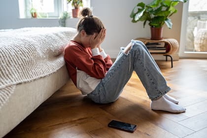 Para el teólogo cuando se manifiesta la tristeza al exterior, la atención del alma se desparrama sobre las cosas exteriores, y así disminuye el dolor interior