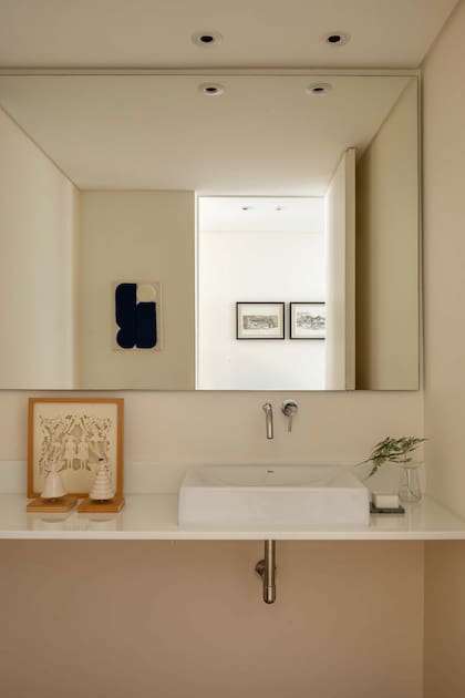 Para el toilette y el baño principal se eligió la misma bacha y grifería. Cuadro Hebra de Johanna Wilhem.