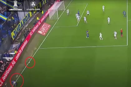 Para el VAR de Boca-Racing, el gol de Cavani no fue convalidado porque cuando Barco pateó había dos pelotas en el campo de juego