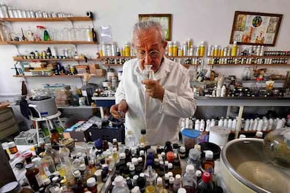 Para elaborar el perfume de la Luna, el aromista explotó pólvora negra en sus ollas de cocina y luego tomó parte del metal que se había quemado