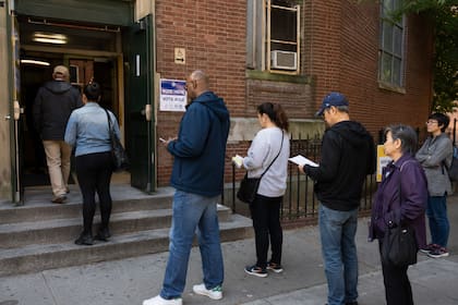 Para emitir el voto en las primarias, cada elector debe estar registrado y presentarse en el sitio correspondiente a su domicilio